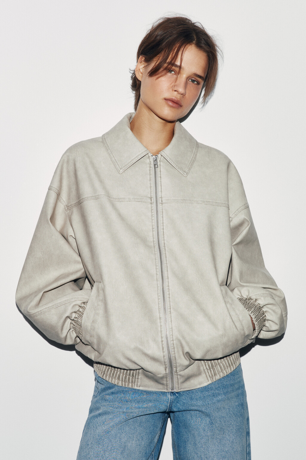 Куртка-бомбер с кожаной фактурой вареная без капюшона - цвет молочный - 3