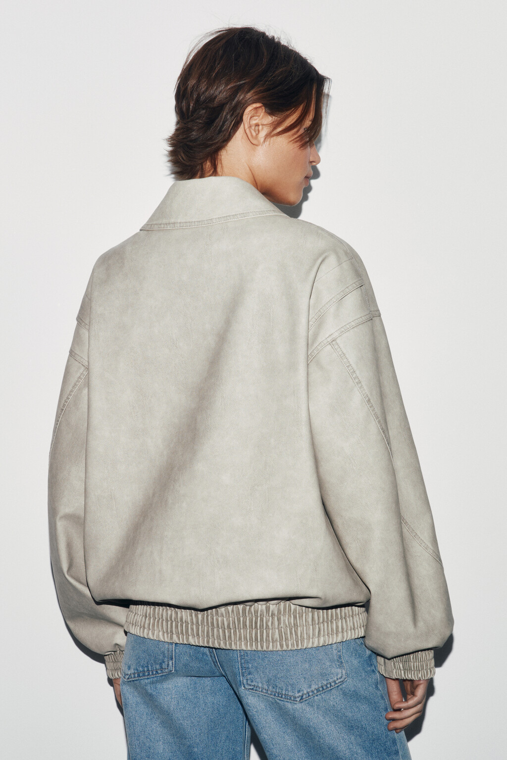 Куртка-бомбер с кожаной фактурой вареная без капюшона - цвет молочный - 4