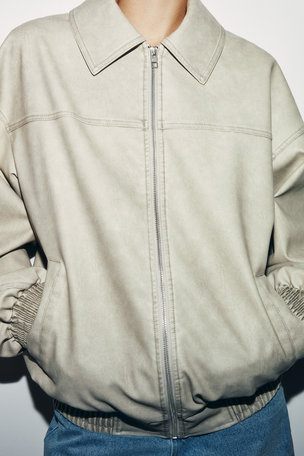 Куртка-бомбер с кожаной фактурой вареная без капюшона - цвет молочный - 6