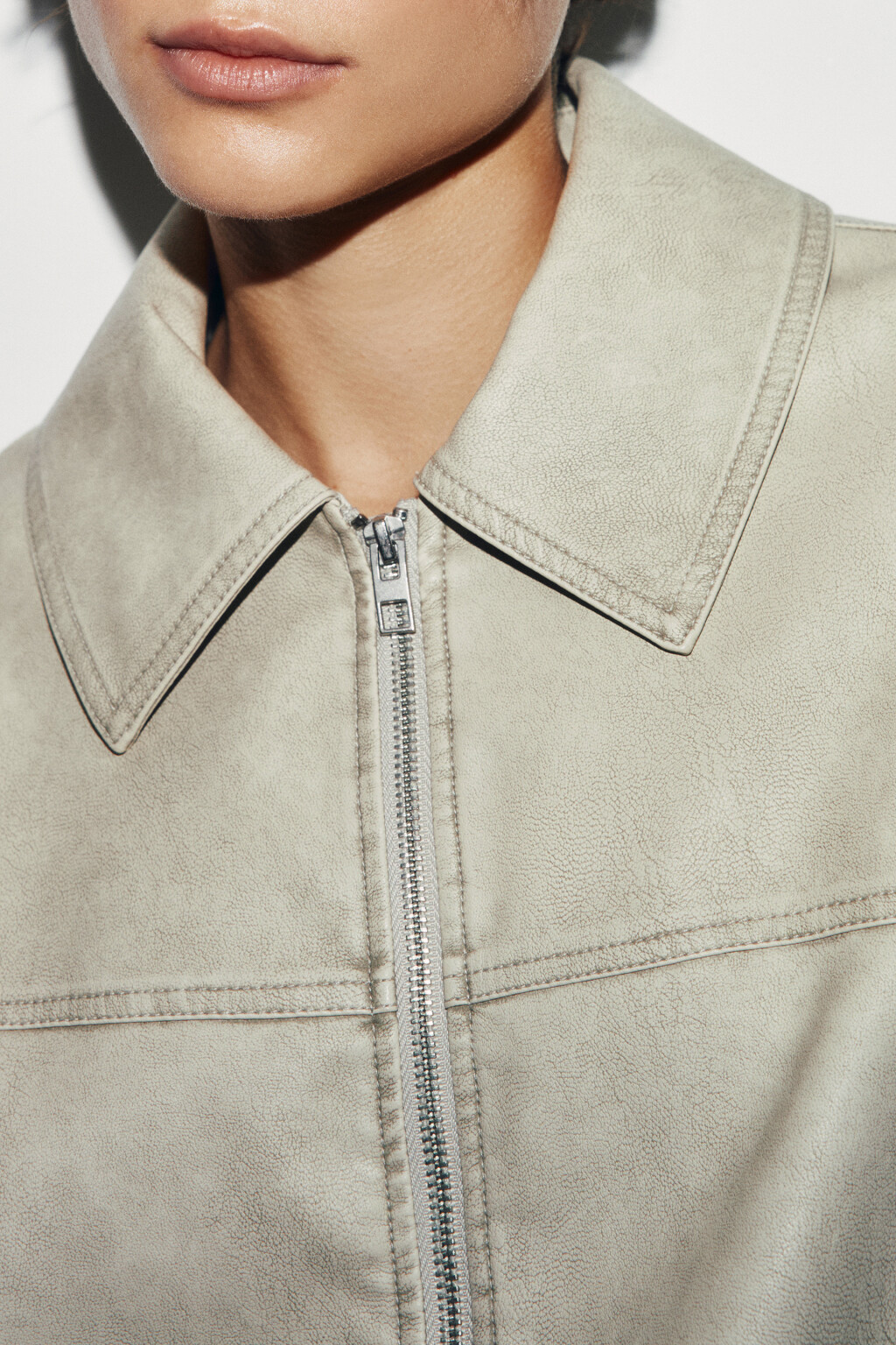 Куртка-бомбер с кожаной фактурой вареная без капюшона - цвет молочный - 7