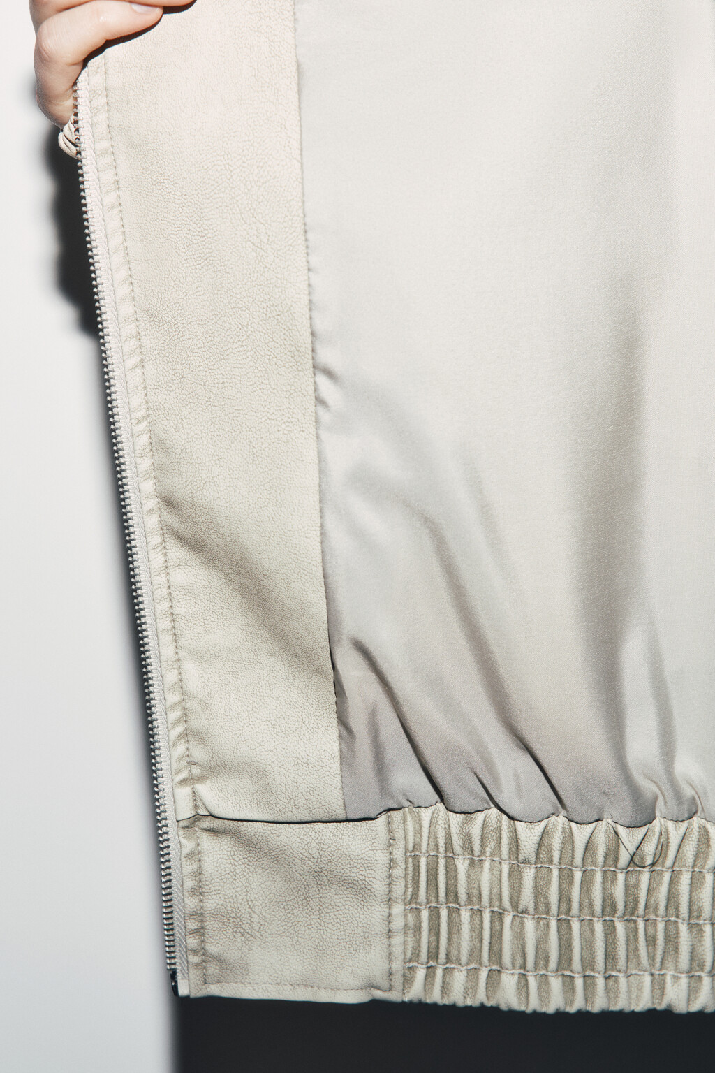 Куртка-бомбер с кожаной фактурой вареная без капюшона - цвет молочный - 8