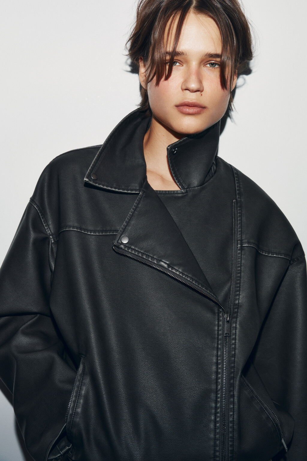 Куртка-косуха с кожаной фактурой и ремешком - цвет серый - 1