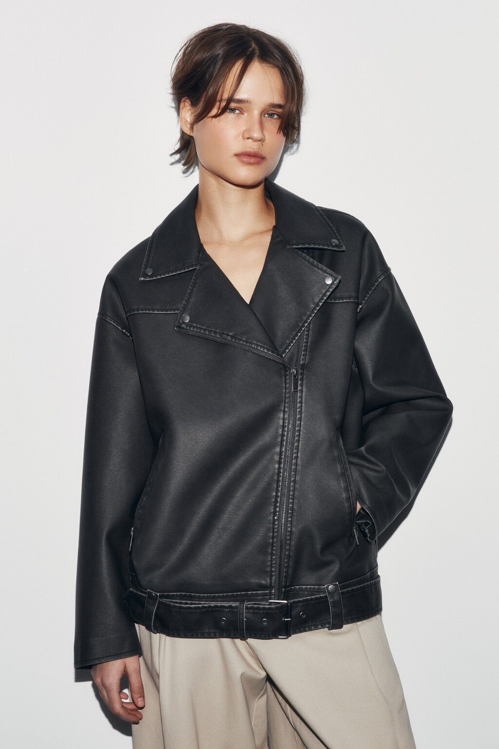 Куртка-косуха с кожаной фактурой и ремешком - цвет серый - 3