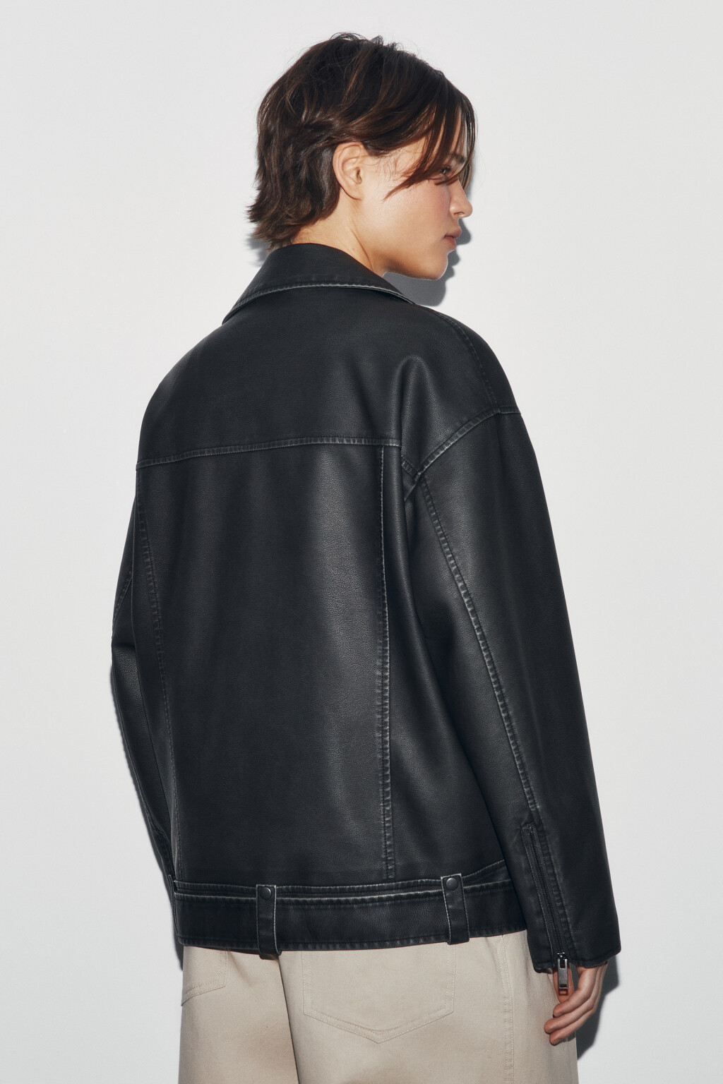 Куртка-косуха с кожаной фактурой и ремешком - цвет серый - 4