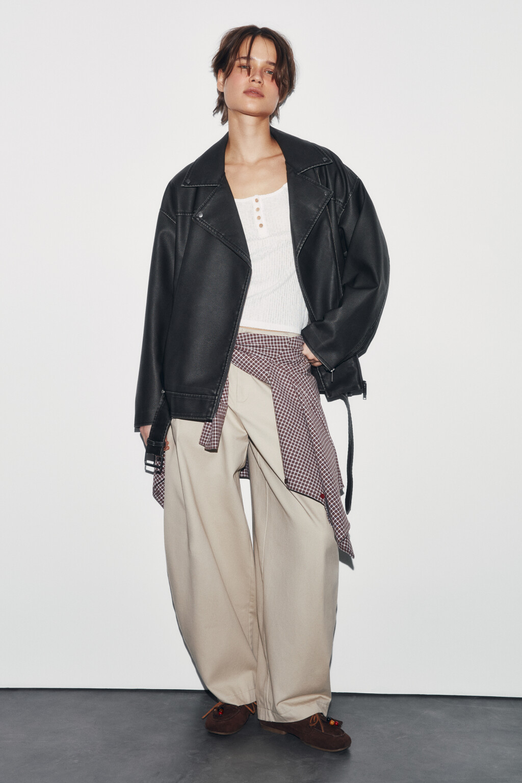 Куртка-косуха с кожаной фактурой и ремешком - цвет серый - 5