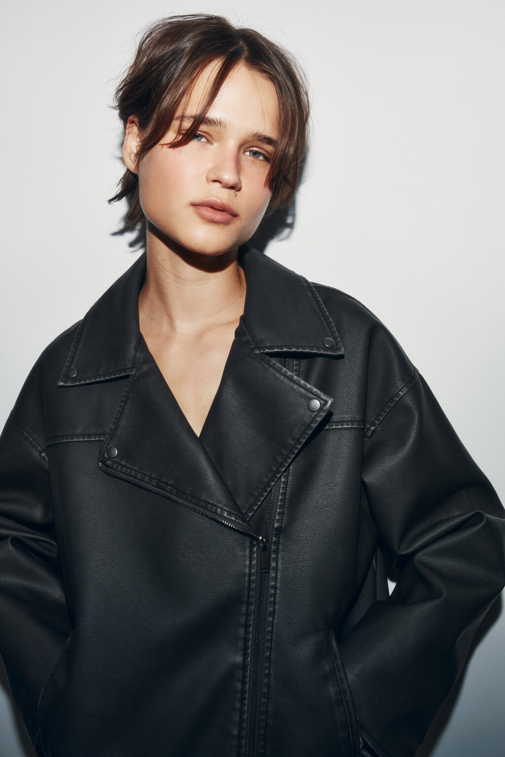 Куртка-косуха с кожаной фактурой и ремешком - цвет серый - 7