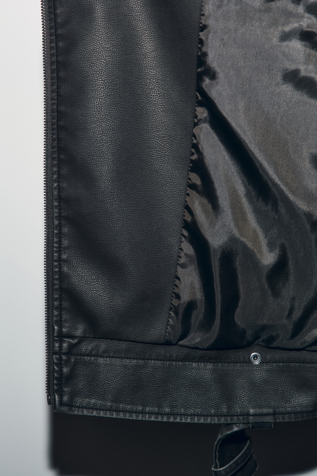 Куртка-косуха с кожаной фактурой и ремешком - цвет серый - 8