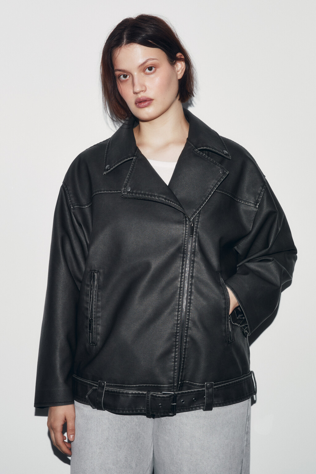 Куртка-косуха с кожаной фактурой и ремешком - цвет серый - 2