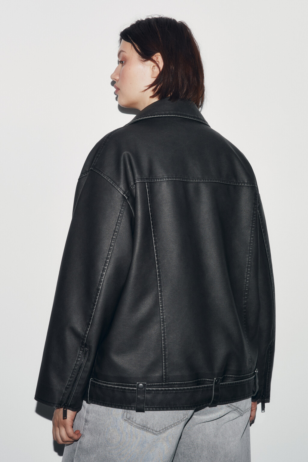 Куртка-косуха с кожаной фактурой и ремешком - цвет серый - 3