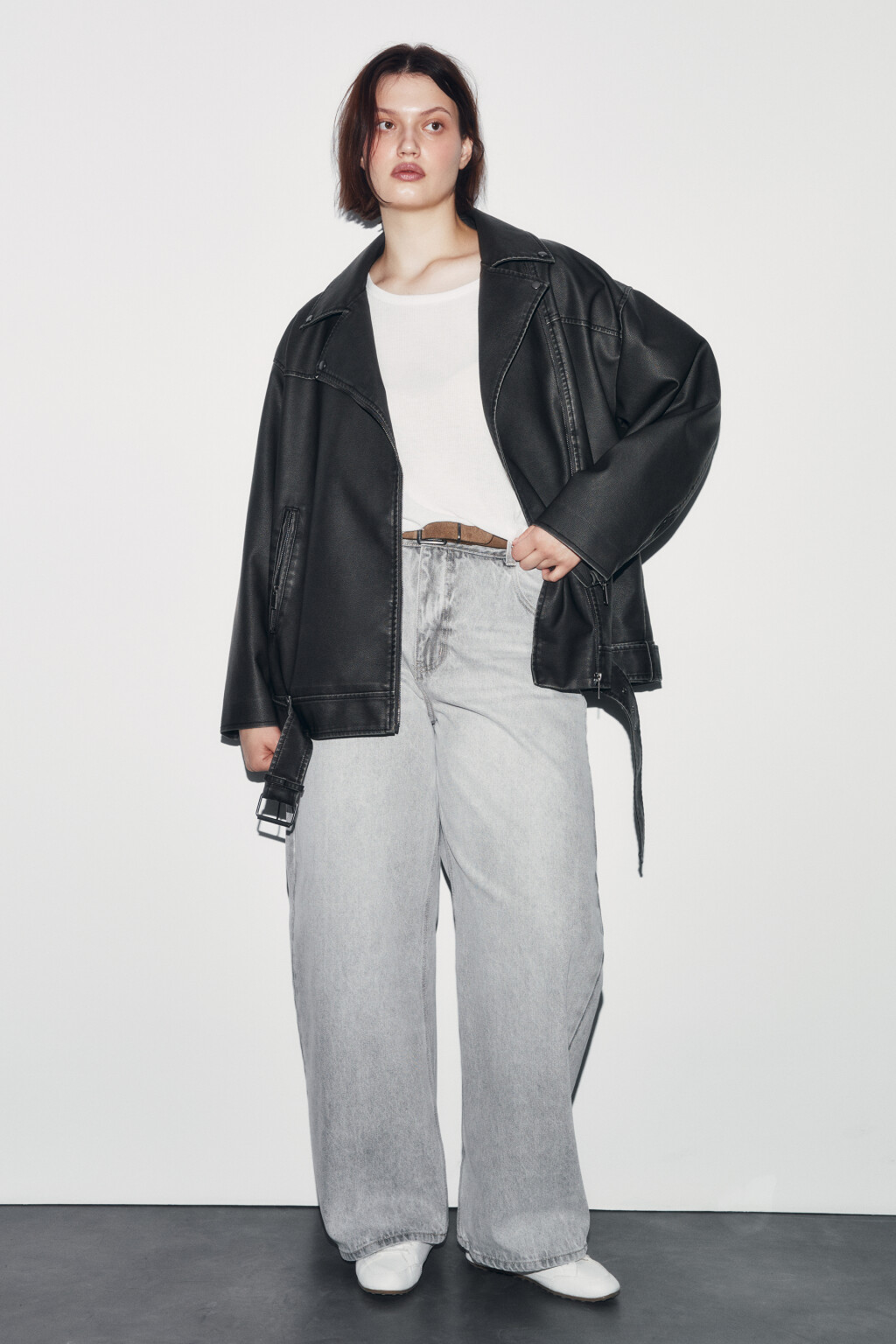 Куртка-косуха с кожаной фактурой и ремешком - цвет серый - 4