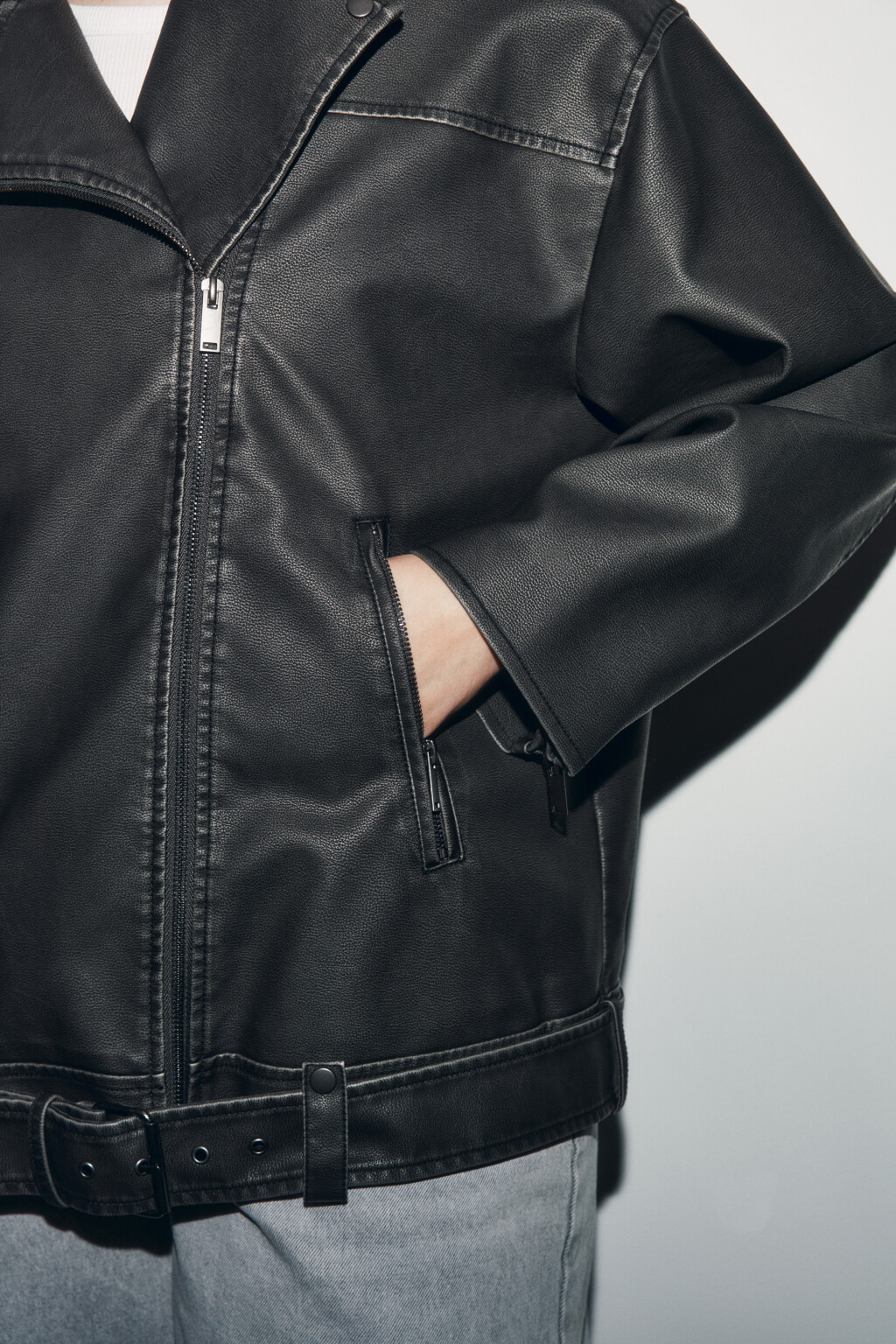 Куртка-косуха с кожаной фактурой и ремешком - цвет серый - 6