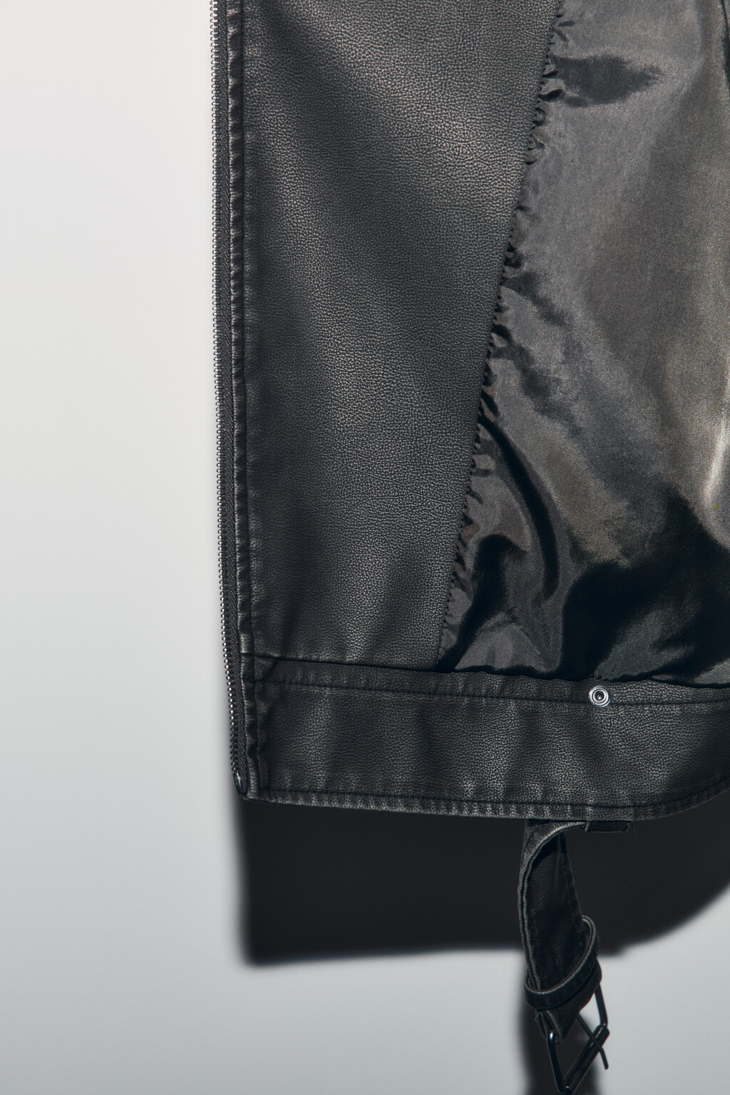 Куртка-косуха с кожаной фактурой и ремешком - цвет серый - 7