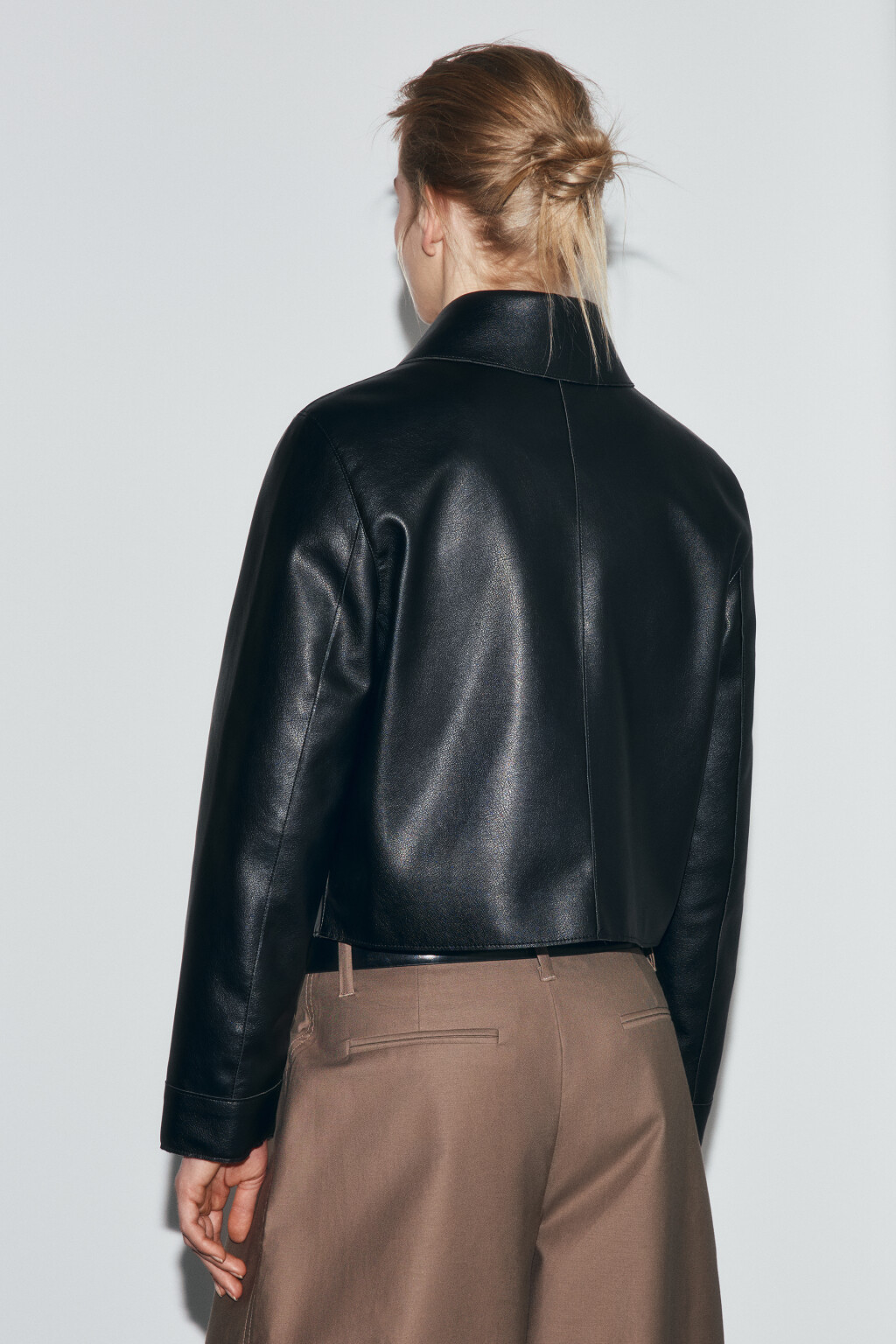 Куртка с кожаной фактурой укороченная без капюшона - цвет черный - 3
