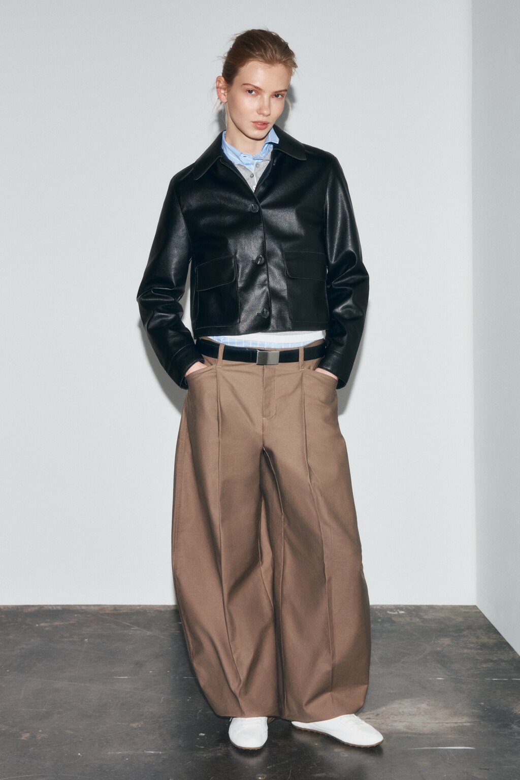 Куртка с кожаной фактурой укороченная без капюшона - цвет черный - 4