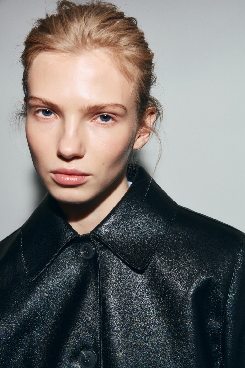 Куртка с кожаной фактурой укороченная без капюшона - цвет черный - 5