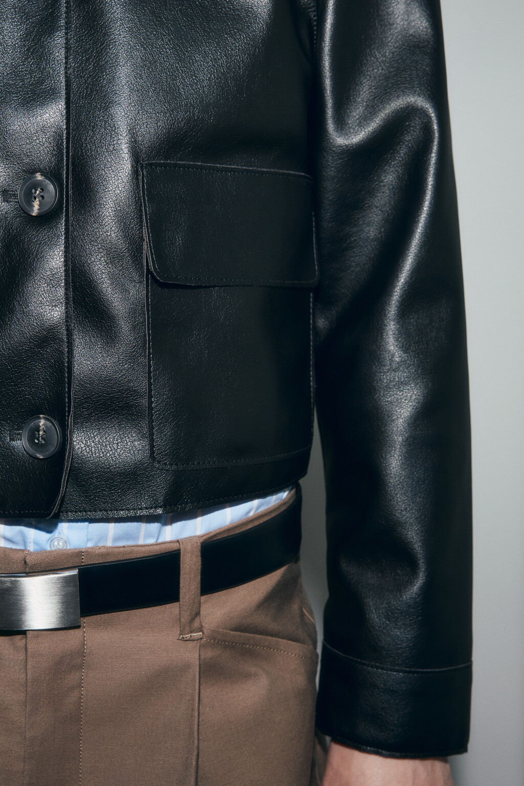 Куртка с кожаной фактурой укороченная без капюшона - цвет черный - 6