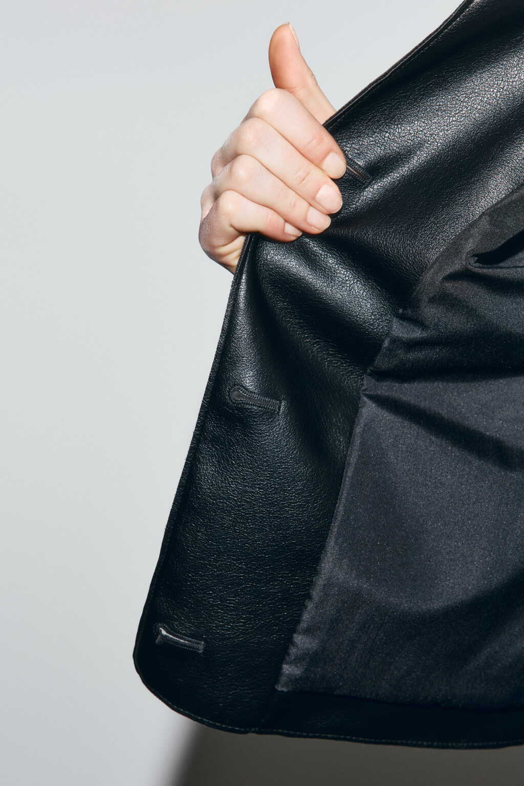 Куртка с кожаной фактурой укороченная без капюшона - цвет черный - 7