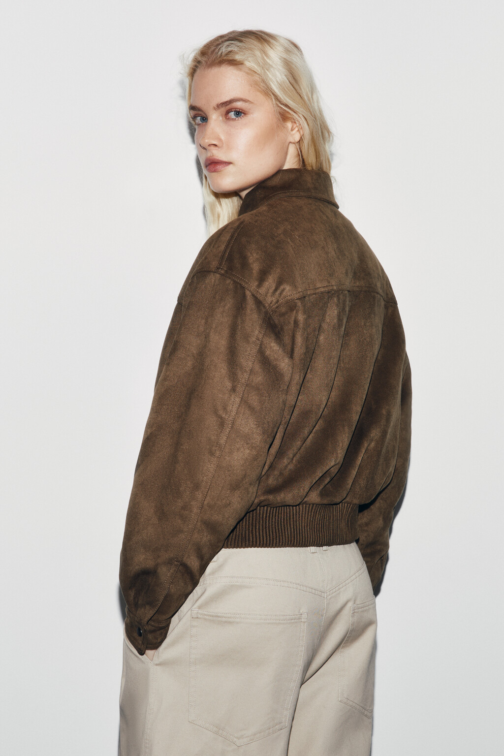 Куртка-бомбер с замшевой фактурой без капюшона - цвет зеленый - 5