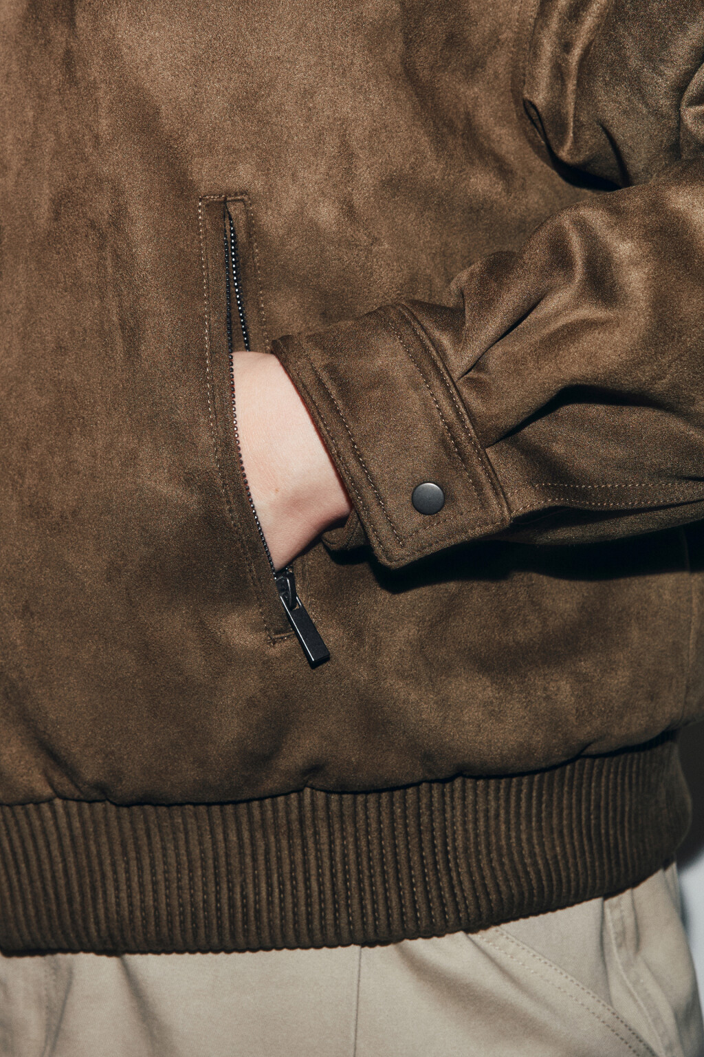 Куртка-бомбер с замшевой фактурой без капюшона - цвет зеленый - 6