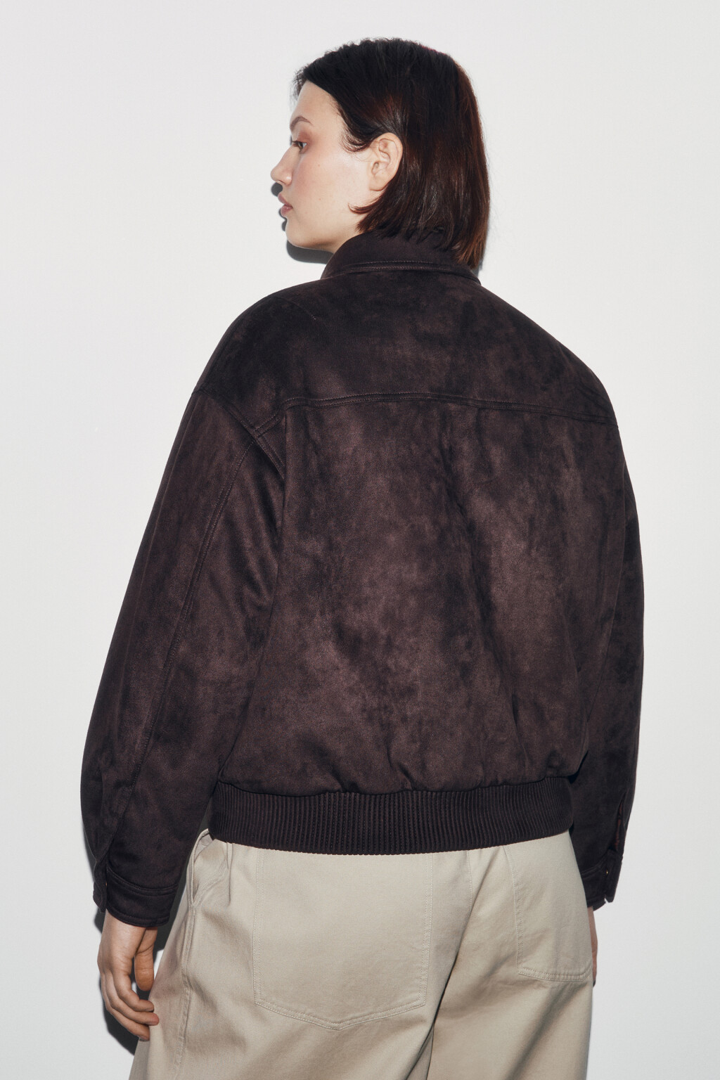 Куртка-бомбер с замшевой фактурой без капюшона - цвет коричневый - 3