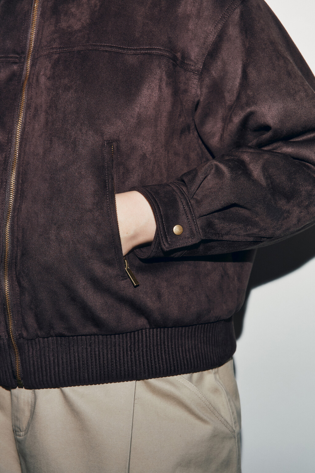 Куртка-бомбер с замшевой фактурой без капюшона - цвет коричневый - 6