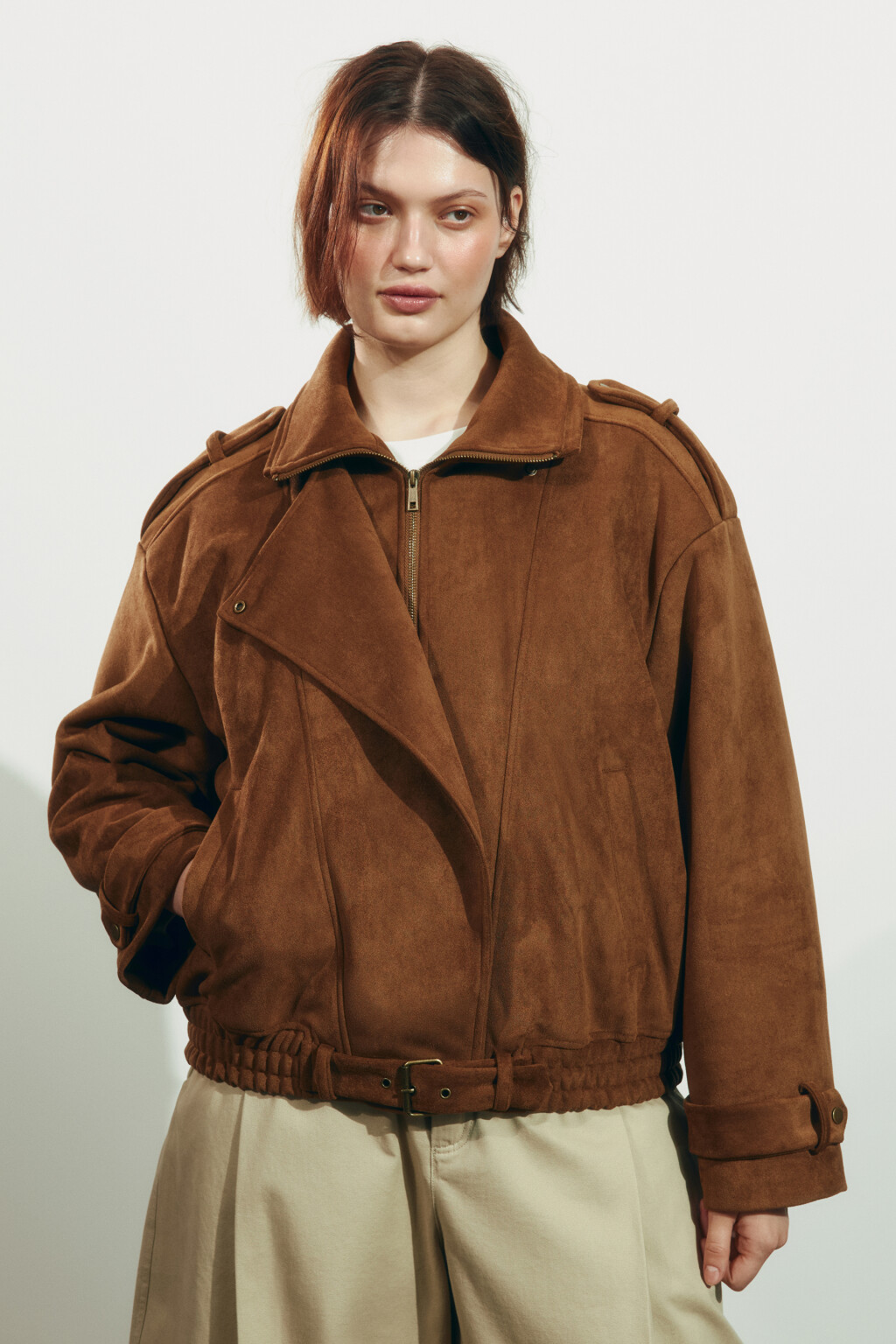 Куртка-бомбер с замшевой фактурой без капюшона утепленная - цвет коричневый - 2