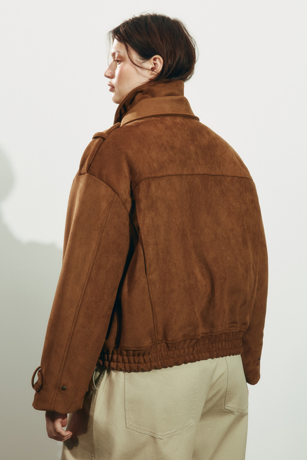 Куртка-бомбер с замшевой фактурой без капюшона утепленная - цвет коричневый - 3