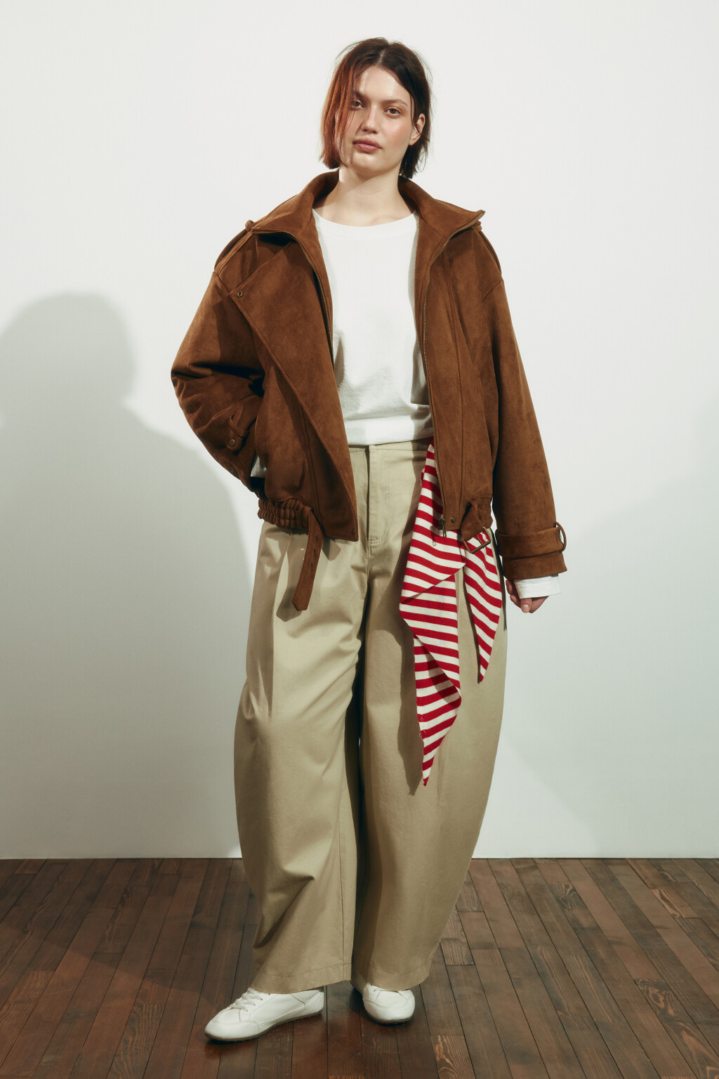 Куртка-бомбер с замшевой фактурой без капюшона утепленная - цвет коричневый - 4