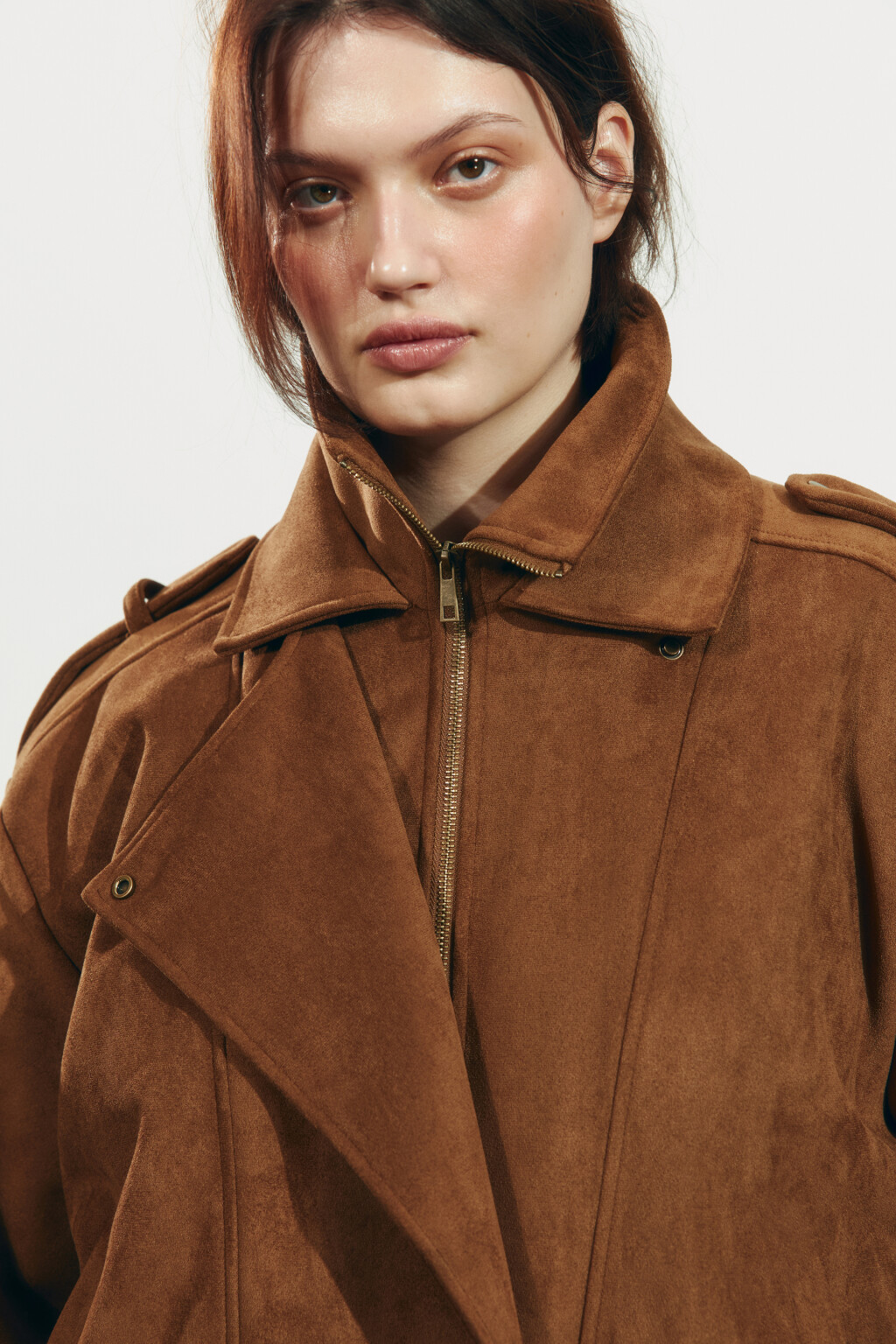 Куртка-бомбер с замшевой фактурой без капюшона утепленная - цвет коричневый - 5