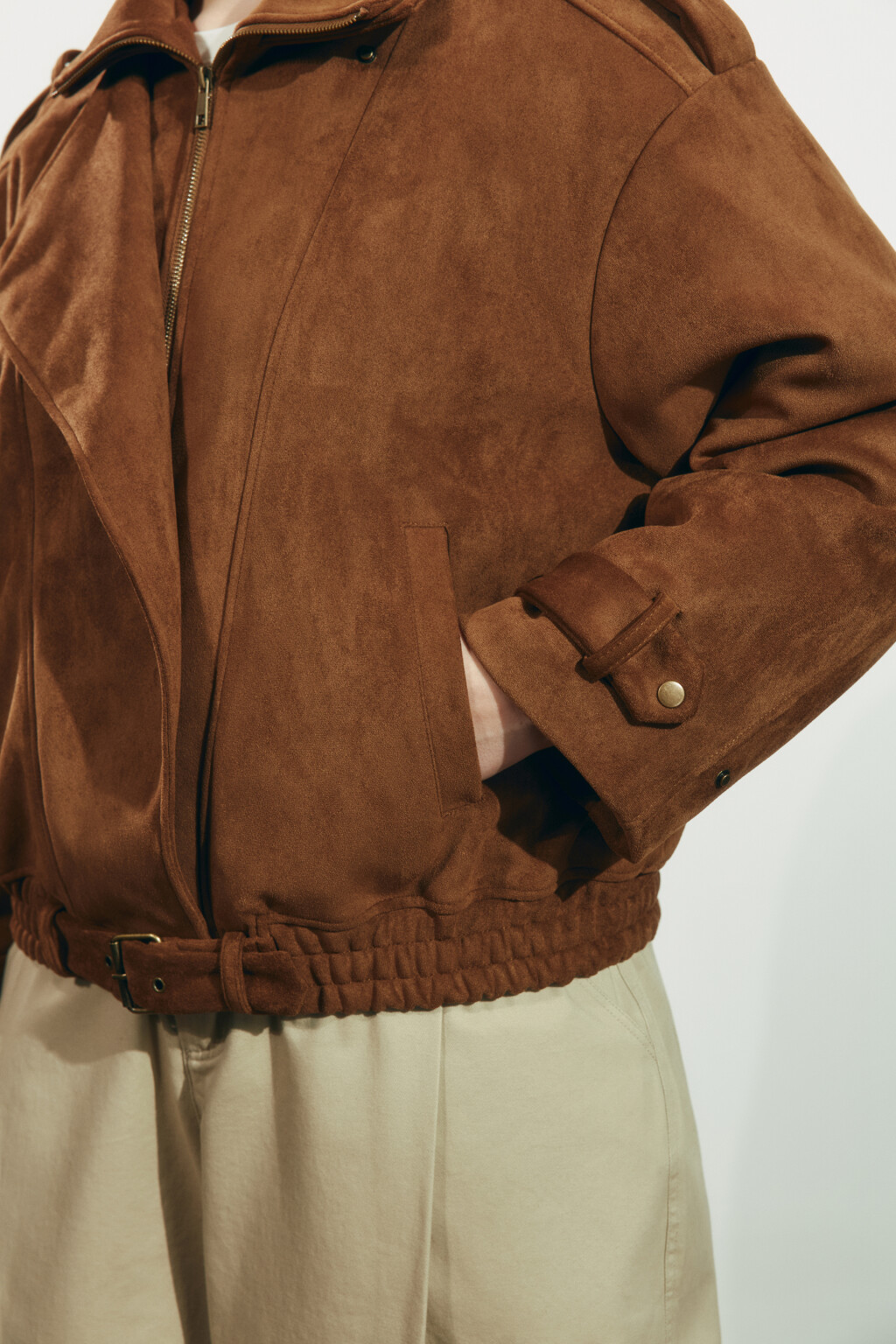 Куртка-бомбер с замшевой фактурой без капюшона утепленная - цвет коричневый - 6