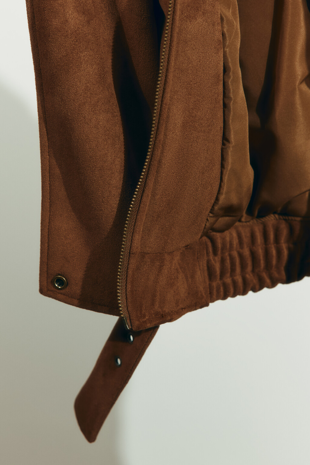 Куртка-бомбер с замшевой фактурой без капюшона утепленная - цвет коричневый - 7