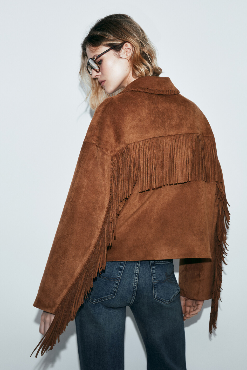 Куртка с замшевой фактурой и бахромой - цвет коричневый - 4