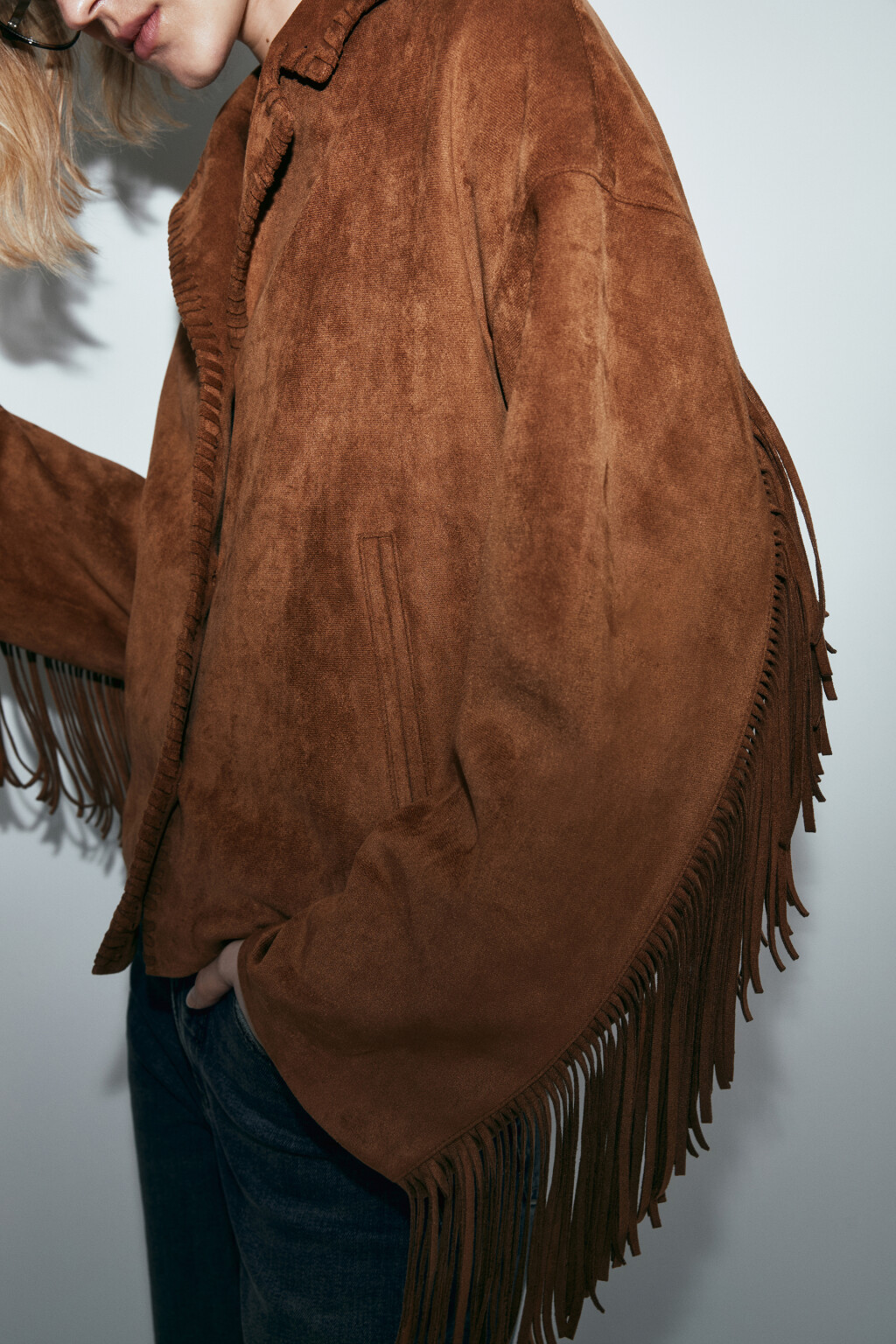 Куртка с замшевой фактурой и бахромой - цвет коричневый - 6