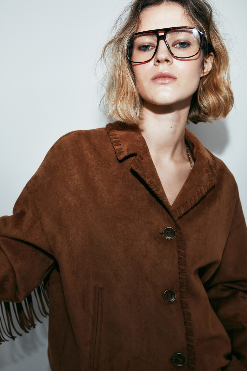 Куртка с замшевой фактурой и бахромой - цвет коричневый - 7