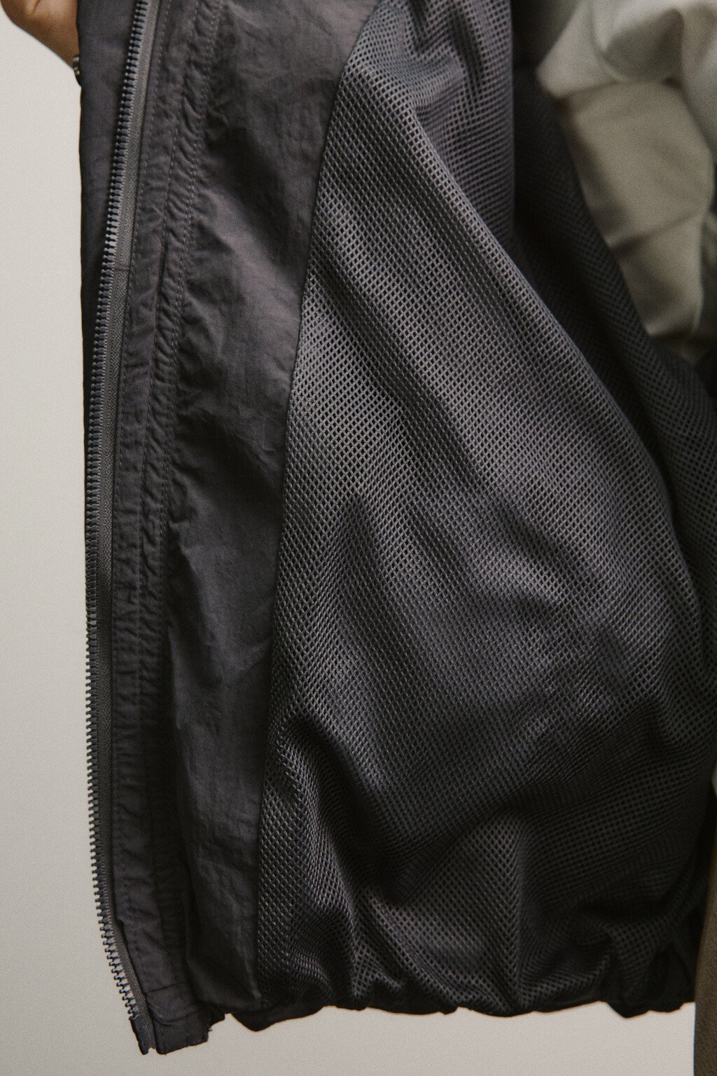 Куртка-ветровка с воротником-стойкой - цвет серый - 7