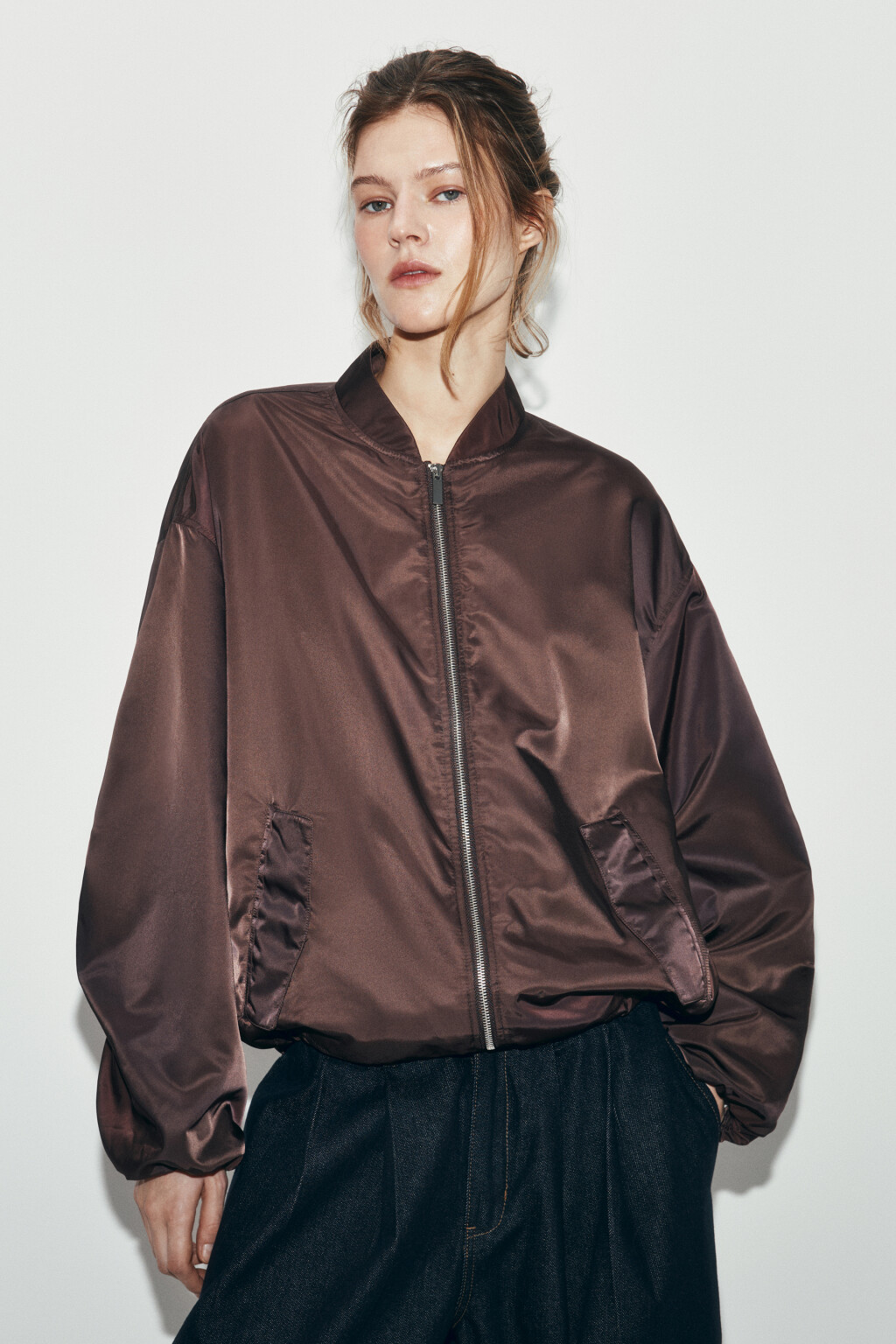 Куртка-бомбер атласная с воротником-стойкой - цвет коричневый - 3