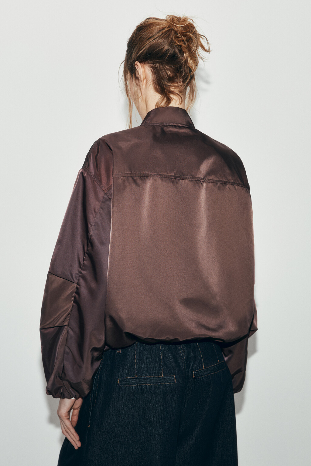 Куртка-бомбер атласная с воротником-стойкой - цвет коричневый - 4