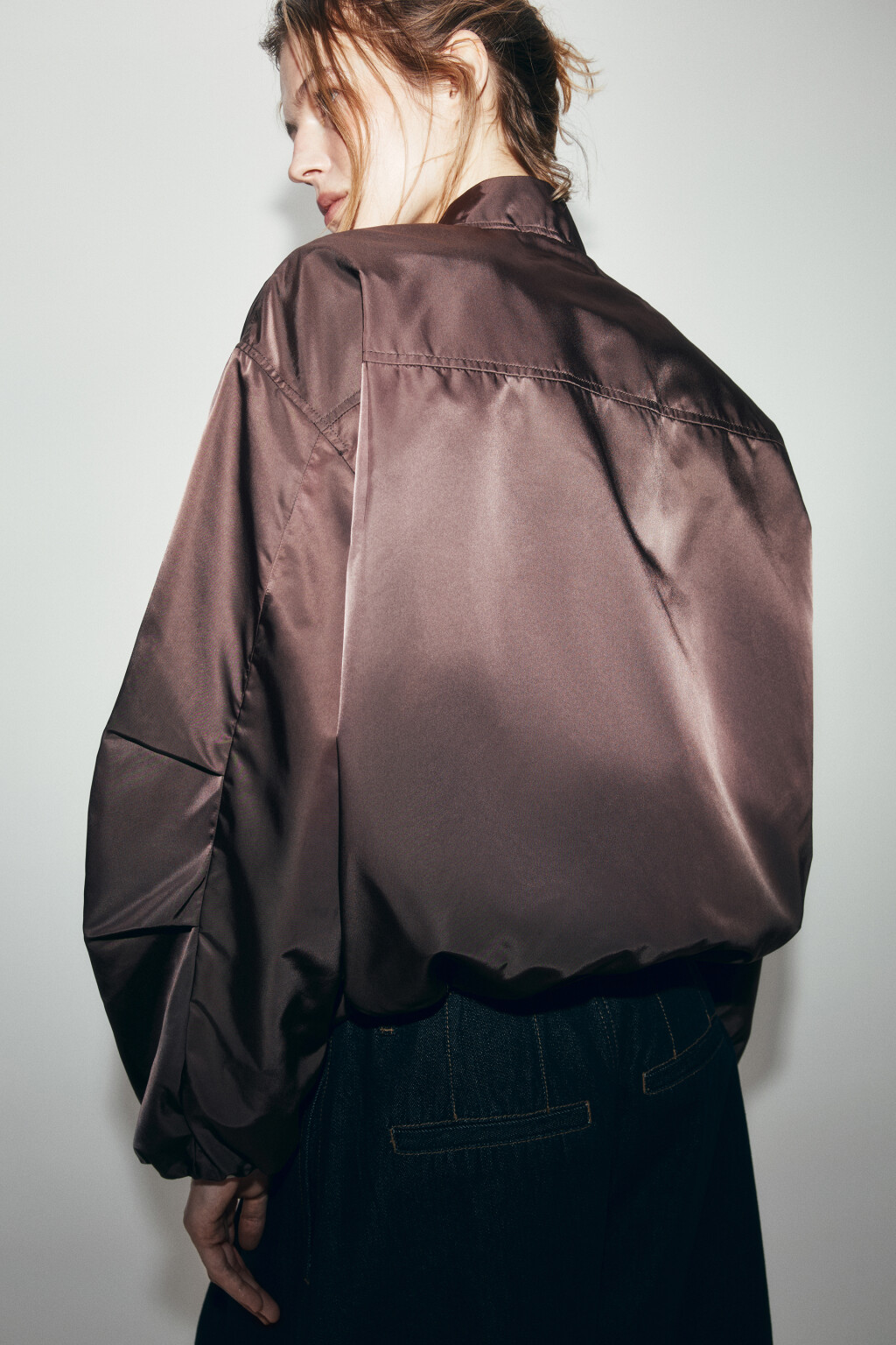 Куртка-бомбер атласная с воротником-стойкой - цвет коричневый - 7