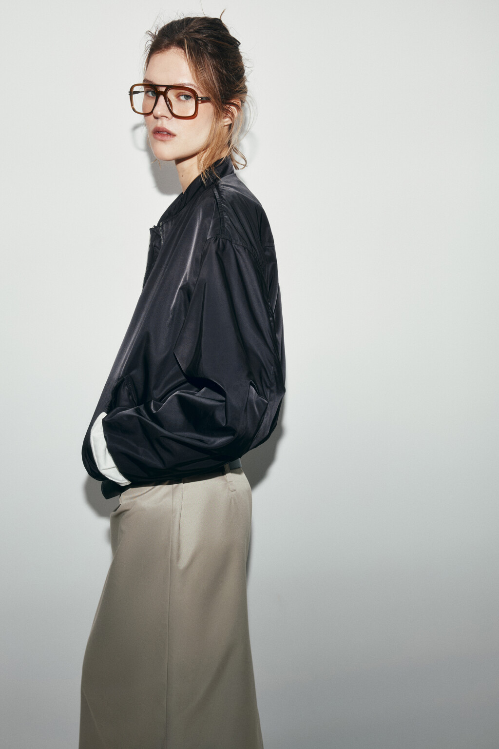 Куртка-бомбер атласная с воротником-стойкой - цвет черный - 1