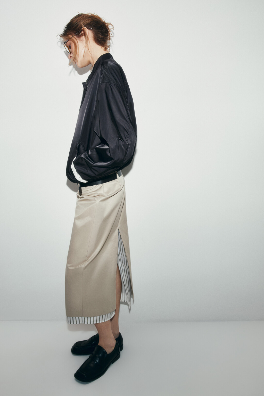 Куртка-бомбер атласная с воротником-стойкой - цвет черный - 2