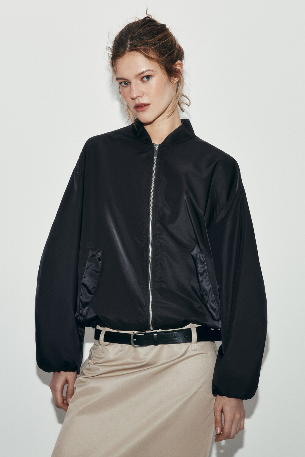 Куртка-бомбер атласная с воротником-стойкой - цвет черный - 3