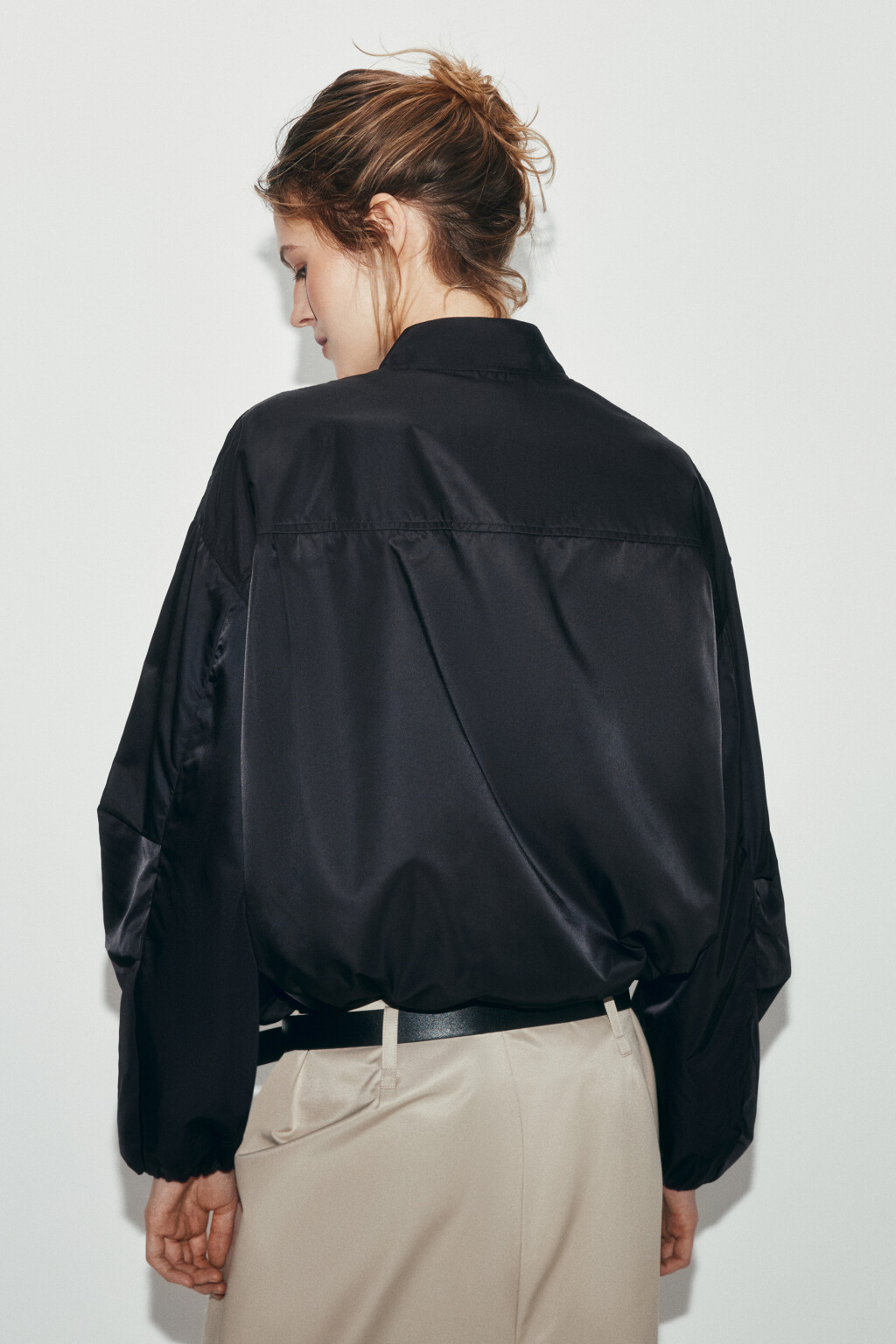 Куртка-бомбер атласная с воротником-стойкой - цвет черный - 4