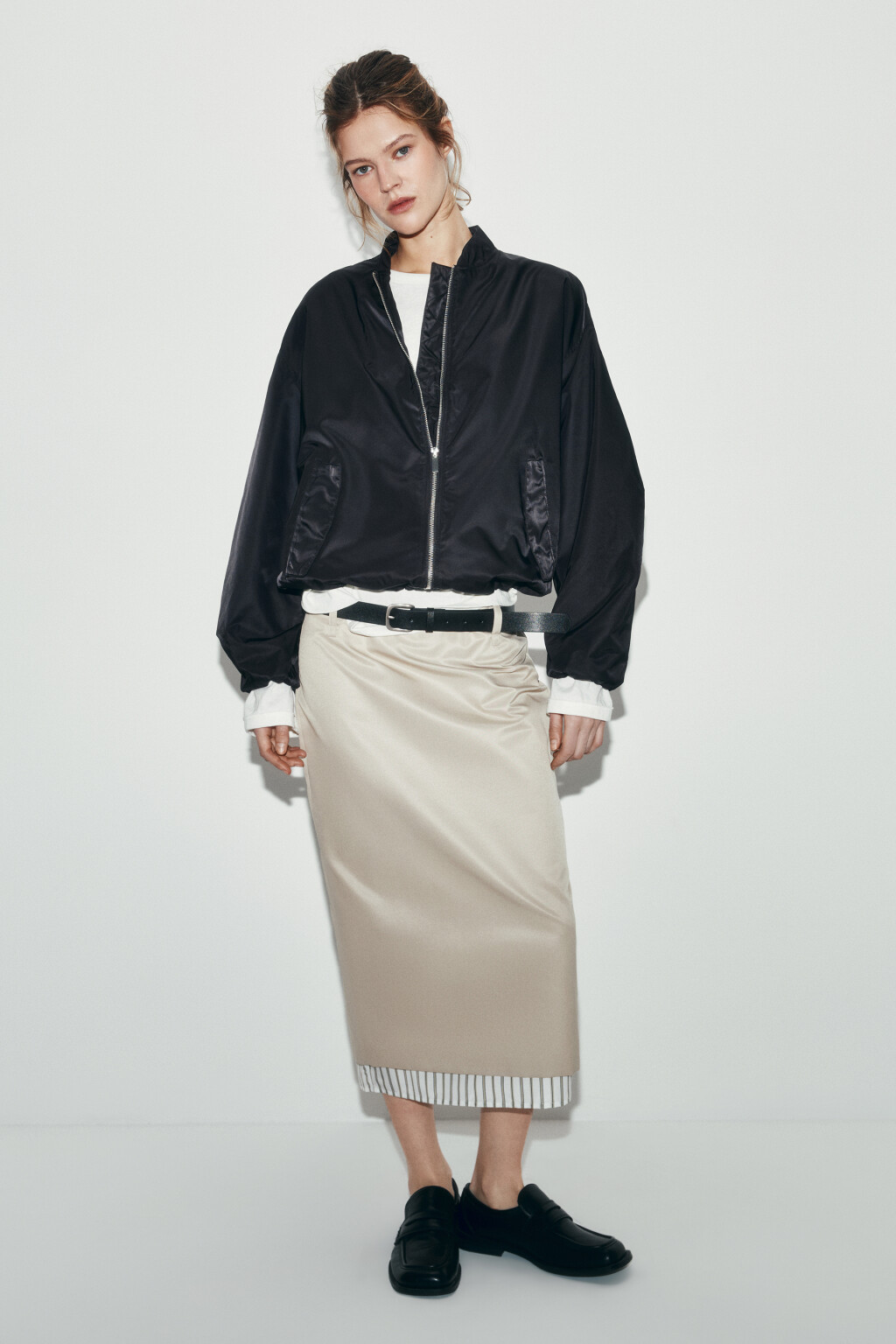 Куртка-бомбер атласная с воротником-стойкой - цвет черный - 5