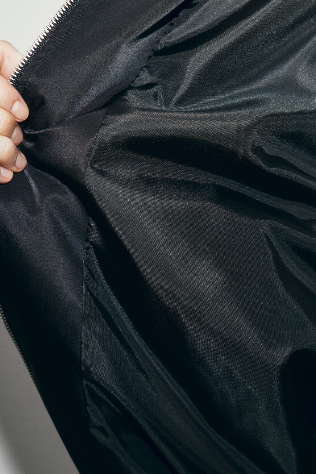 Куртка-бомбер атласная с воротником-стойкой - цвет черный - 7