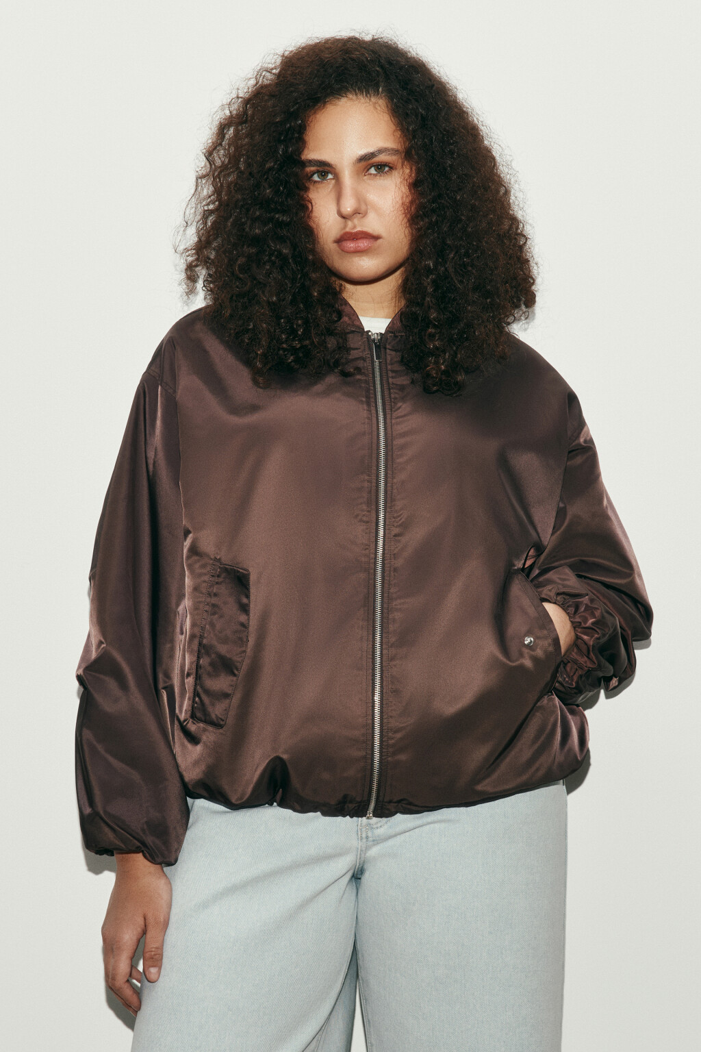 Куртка-бомбер атласная с воротником-стойкой - цвет коричневый - 2