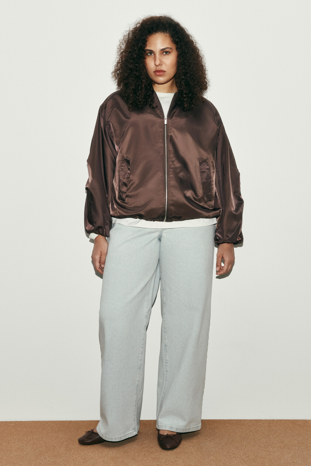 Куртка-бомбер атласная с воротником-стойкой - цвет коричневый - 4