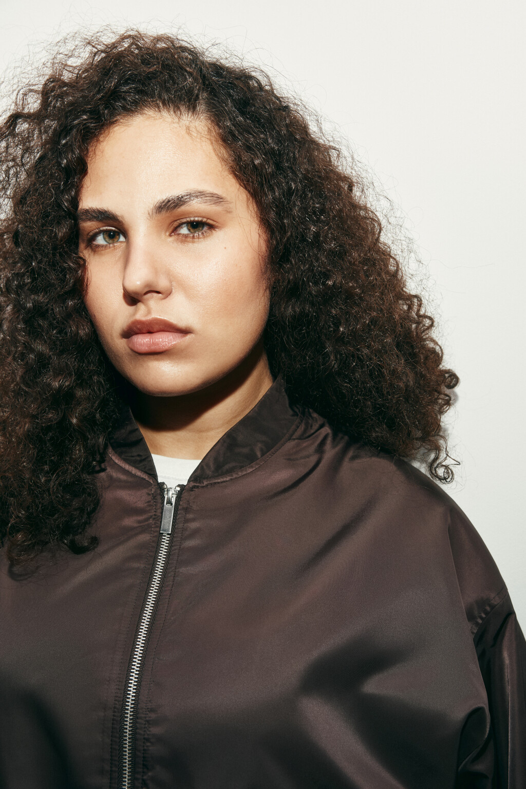 Куртка-бомбер атласная с воротником-стойкой - цвет коричневый - 6