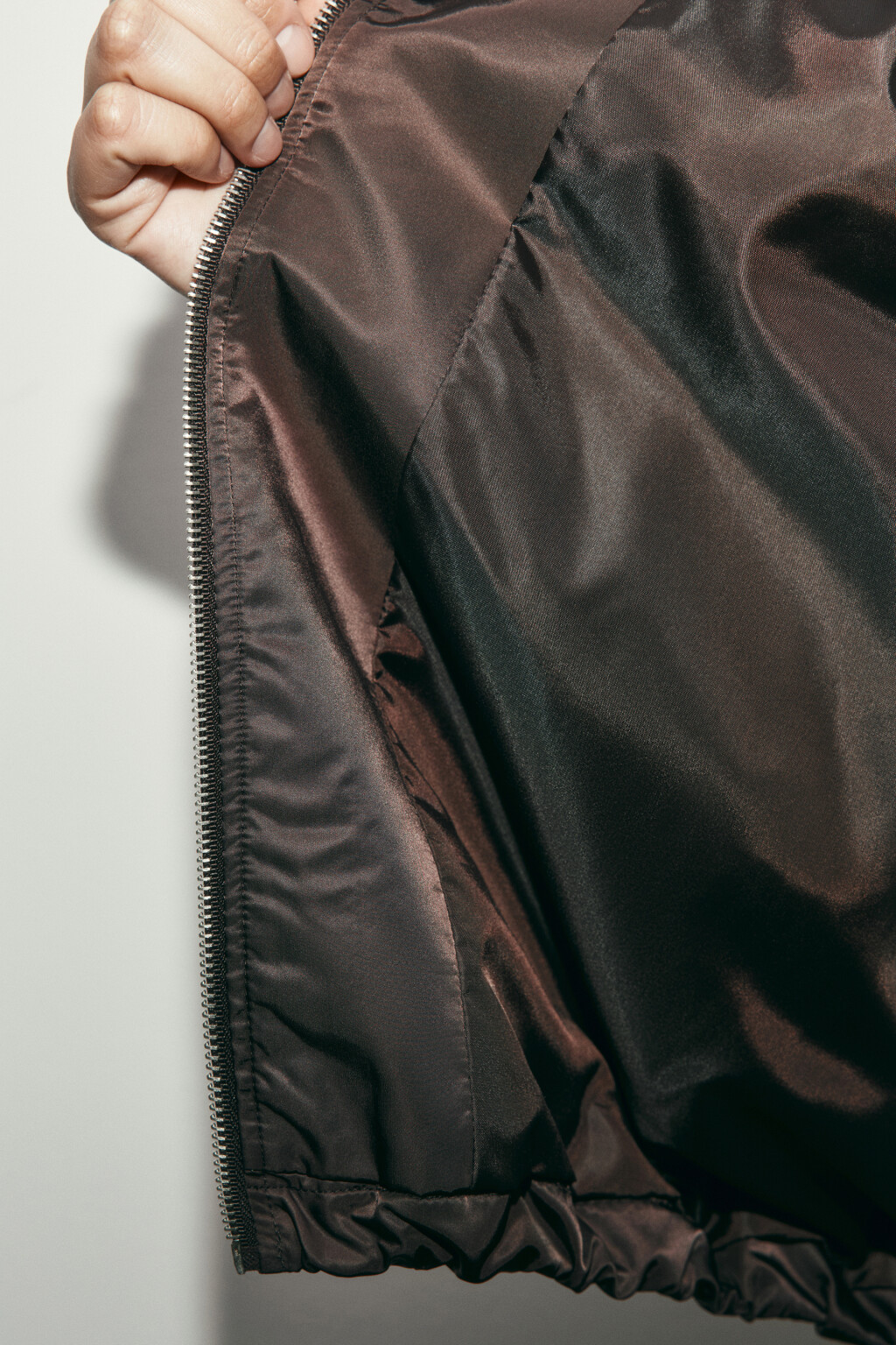 Куртка-бомбер атласная с воротником-стойкой - цвет коричневый - 7