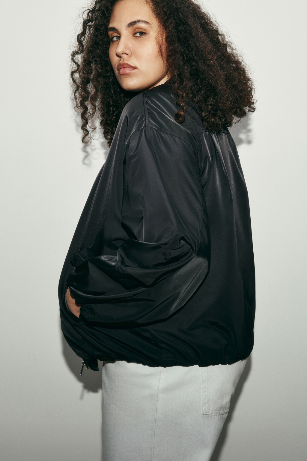 Куртка-бомбер атласная с воротником-стойкой - цвет черный - 2