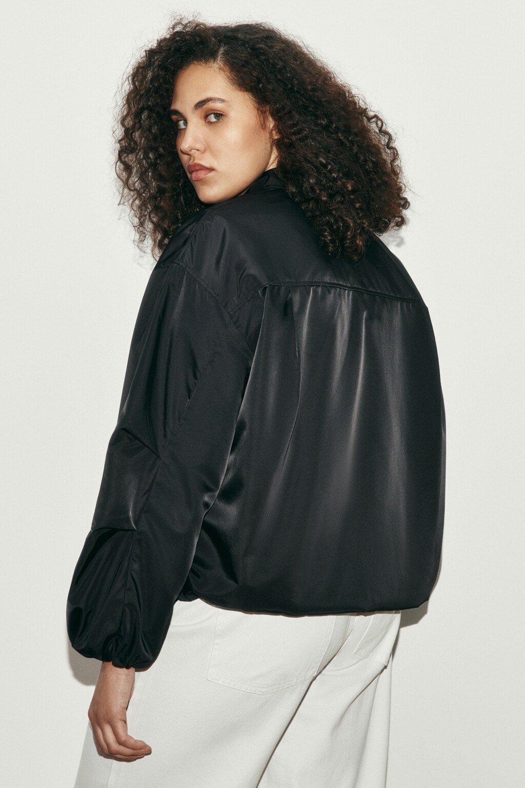 Куртка-бомбер атласная с воротником-стойкой - цвет черный - 4